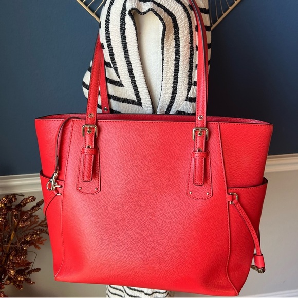 Michael Kors Voyager Large Saffiano Leather Tote - Picture 8 of 14